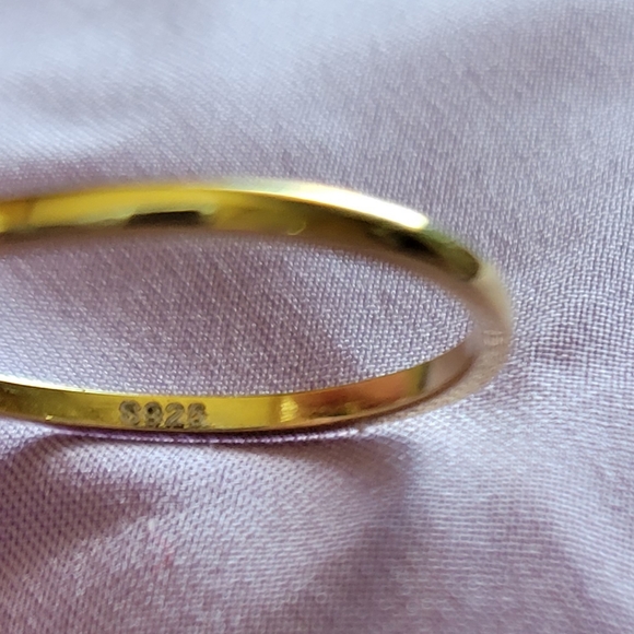 Sterling Silver Engagement Ring Inlaid with Emerald Symbol of Beauty and Lux - Picture 7 of 7